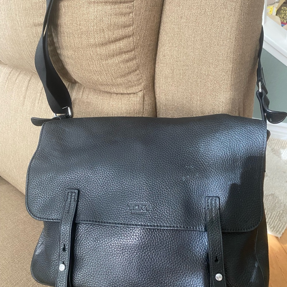 TUMI MESSENGER BAG. MEN OR WOMANS